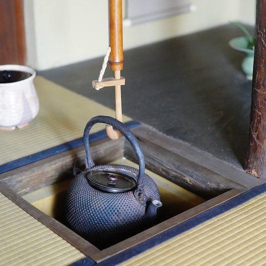 京都宇治の中村藤吉本店のお座敷、茶室では、挽き茶体験を行っており、4月に見られる「釣釜」のご紹介をしています