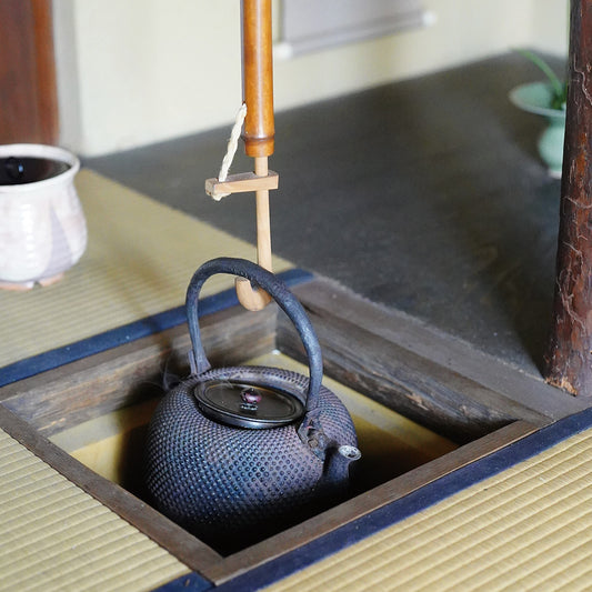 京都宇治の中村藤吉本店のお座敷、茶室では、挽き茶体験を行っており、4月に見られる「釣釜」のご紹介をしています