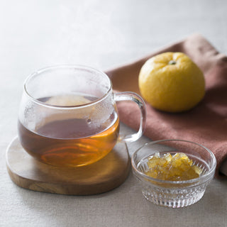 Add yuzu to roasted green tea for a relaxing taste
