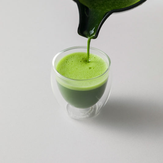 Nakamura Tokichi Honten Uji Matcha Starter 100g – Freshly whisked Uji matche with a rich, delicate froth being poured into a modern glass.
