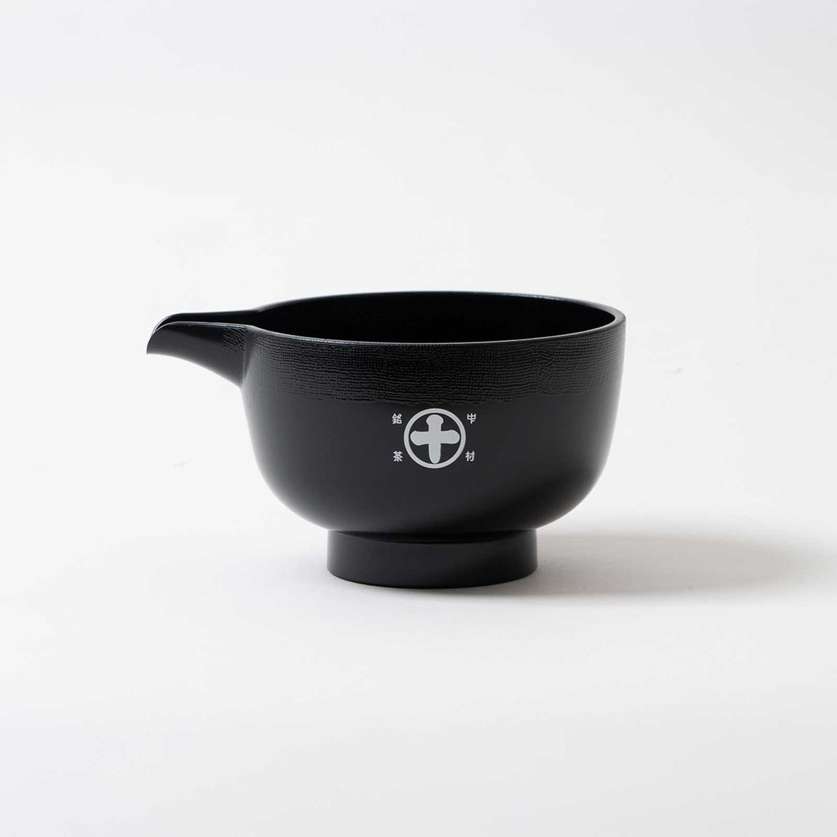Featuring the “Maruto” logo—the trade name of Nakamura Tokichi Main Store—this “Katakuchi” (teacup with a spout) brings elegance and tranquility to your tea-drinking moments. Lightweight and easy to pour from, its understated black finish subtly enhances your daily tea time.