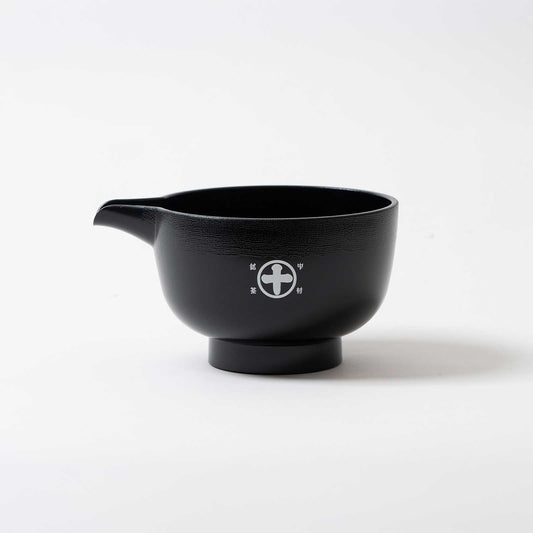 Featuring the “Maruto” logo—the trade name of Nakamura Tokichi Main Store—this “Katakuchi” (teacup with a spout) brings elegance and tranquility to your tea-drinking moments. Lightweight and easy to pour from, its understated black finish subtly enhances your daily tea time.