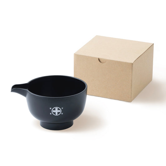 Featuring the “Maruto” logo—the trade name of Nakamura Tokichi Main Store—this “Katakuchi” (teacup with a spout) brings elegance and tranquility to your tea-drinking moments. Lightweight and easy to pour from, its understated black finish subtly enhances your daily tea time.
